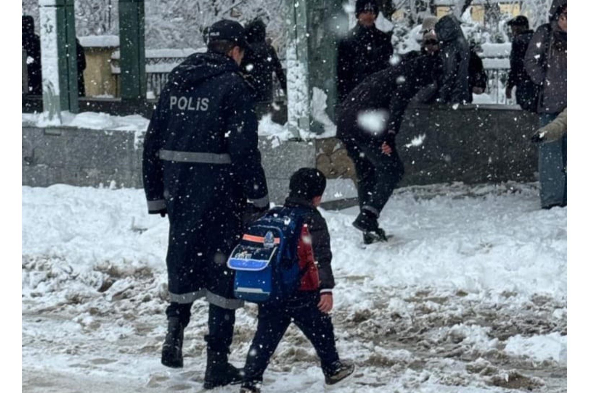 Qarlı havada xidmət aparan Azərbaycan polisləri - FOTOLAR