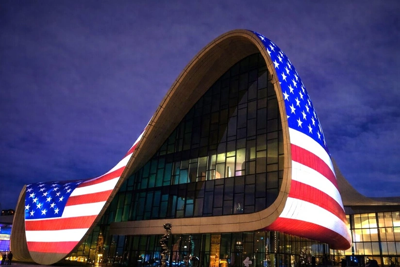 Səfirlik: Heydər Əliyev Mərkəzinin ABŞ bayrağının rəngləri ilə işıqlandırılması dostluğumuzun rəmzidir