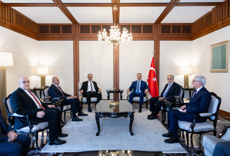 Hakan Fidan Qəzza Administrasiyasının Milli Komitəsinin rəhbəri ilə görüşüb