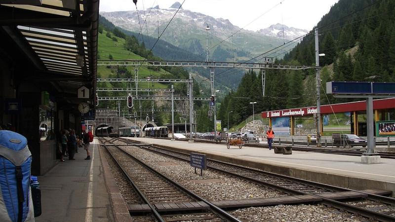 İsveçrədə 80 sərnişin daşıyan qatar relsdən çıxıb