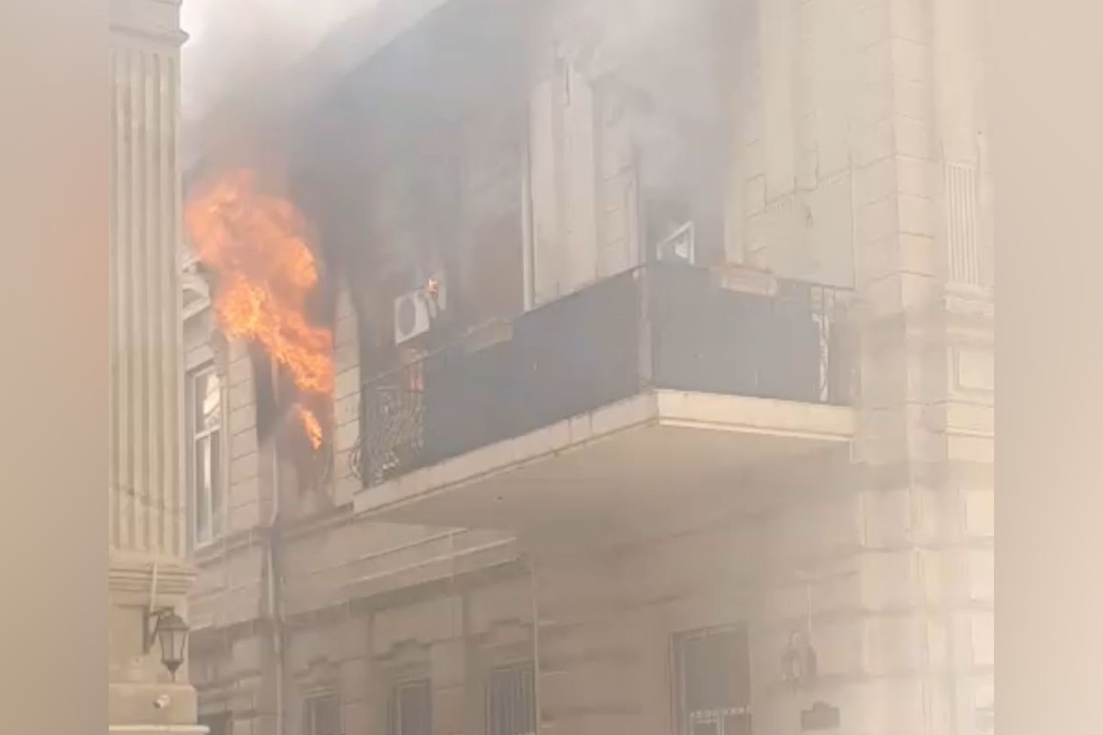 Bakının mərkəzində evdə baş verən yanğın söndürülüb - VİDEO -  YENİLƏNİB 5