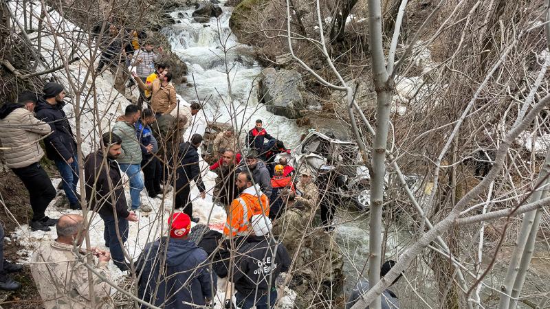 Türkiyədə nəqliyyat vasitəsi çaya düşüb: 3 nəfər ölüb, 5 nəfər yaralanıb