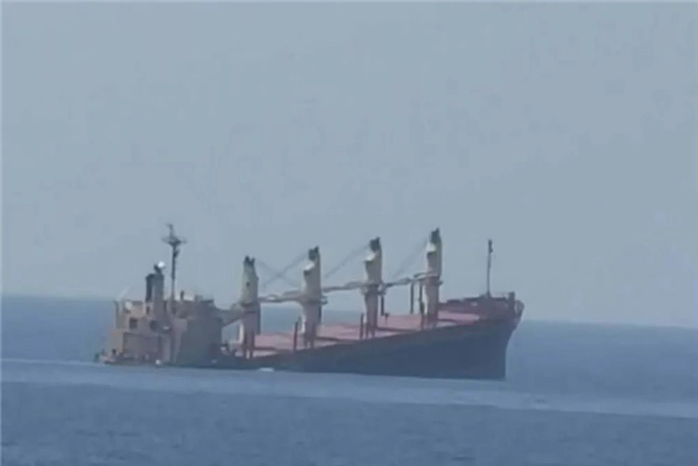 Yəmən sahillərindən 70 mil aralıda gəmiyə atəş açılıb