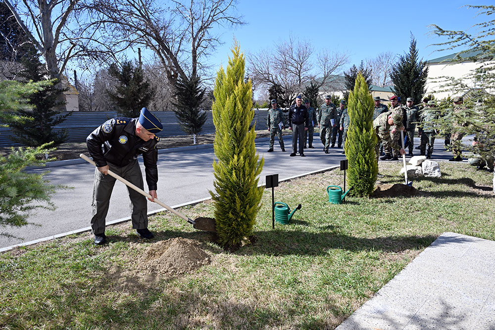 Müdafiə naziri HHQ-nin bölmələrində olub - VİDEO