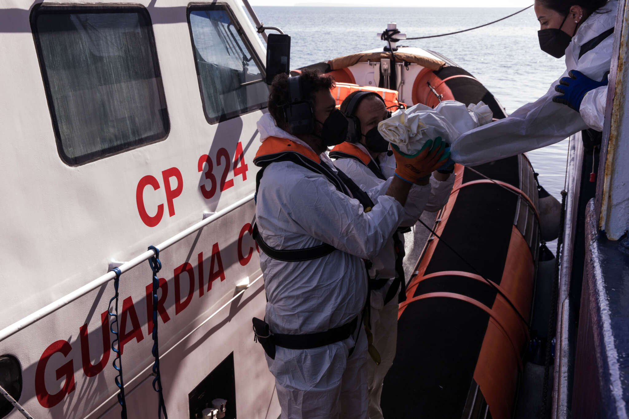 Filippində batmış bərənin sualtı axtarışları dayandırılıb