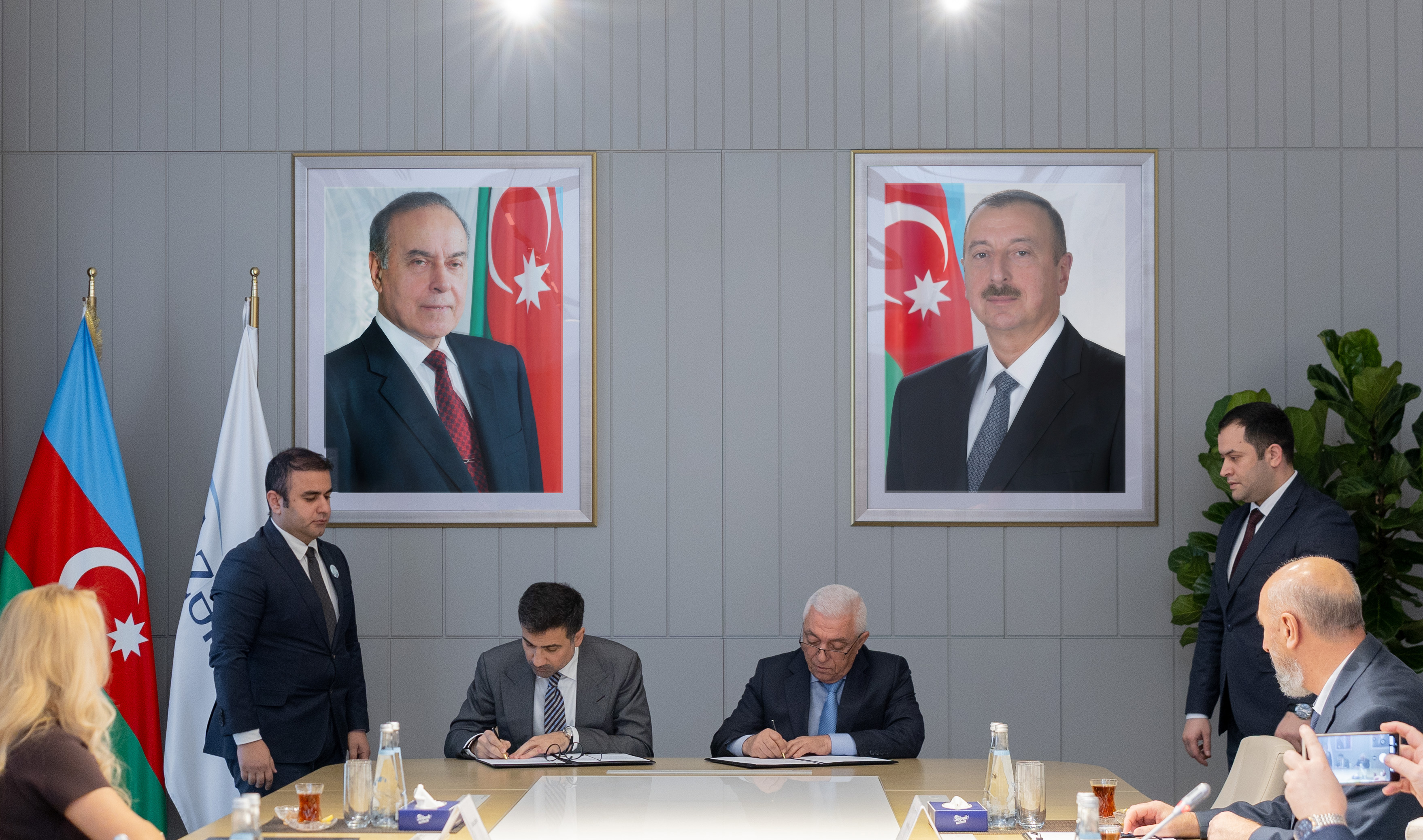 WUF13 çərçivəsində yaşıl enerji təminatı üzrə "AzərEnerji" ilə memorandum imzalanıb