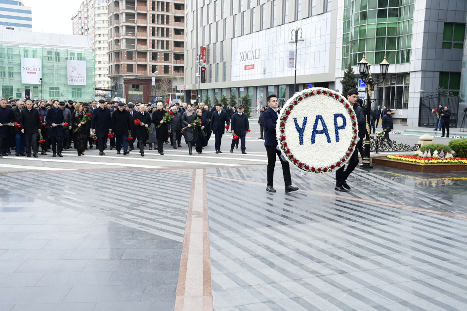 Yeni Azərbaycan Partiyasının nümayəndələri Xocalı soyqırımı abidəsini ziyarət ediblər