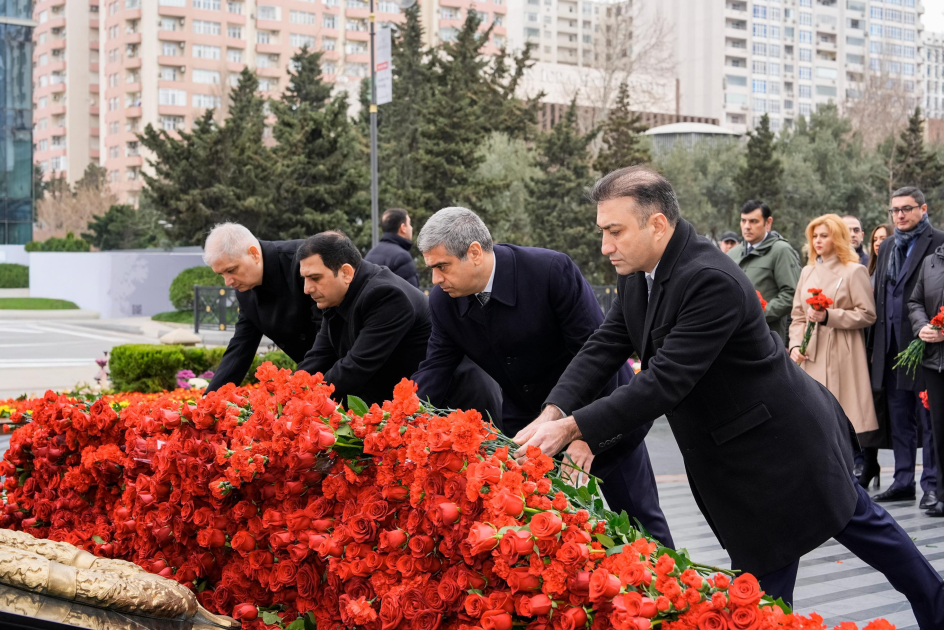 Əmək və Əhalinin Sosial Müdafiəsi Nazirliyinin kollektivi Xocalı soyqırımı abidəsini ziyarət edib