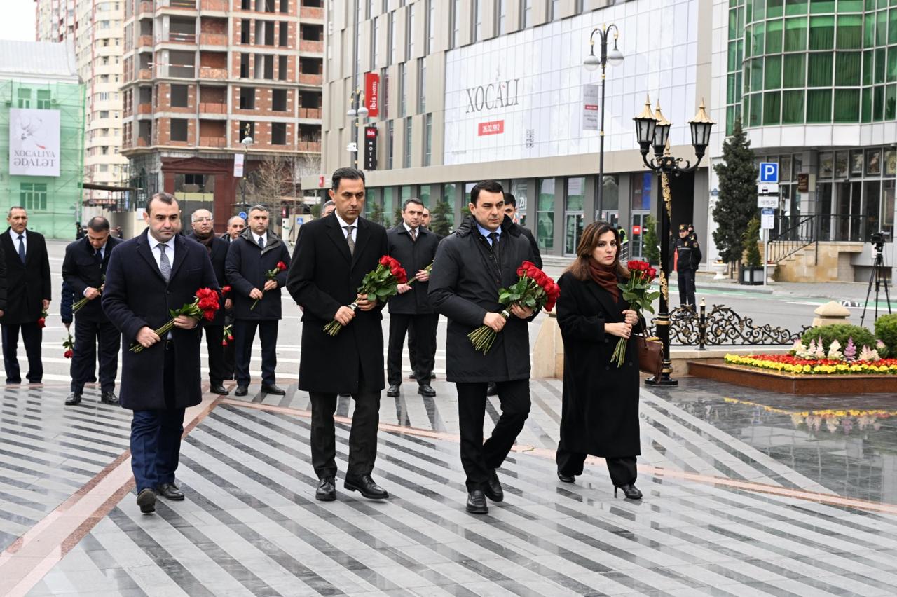 Mədəniyyət Nazirliyinin kollektivi Xocalı soyqırımı abidəsini ziyarət edib