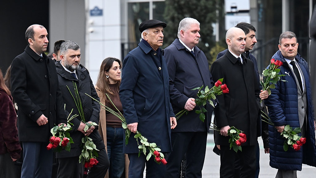 AFFA rəhbərliyi Xocalı qurbanlarının xatirə abidəsini ziyarət edib