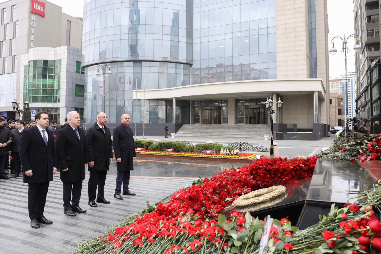 AQTA-nın kollektivi Xocalı soyqırımı abidəsini ziyarət ediblər