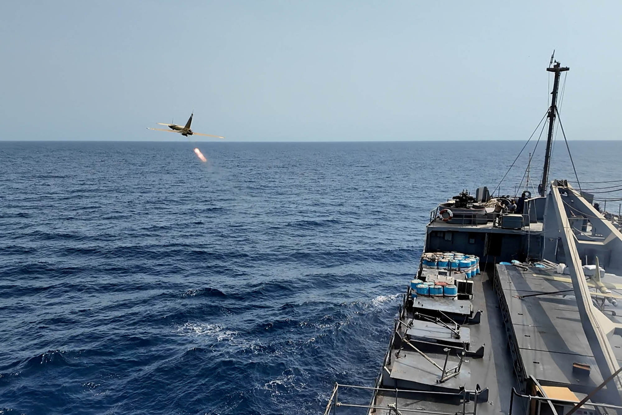 Fransa gəmisinə doğru uçan dron zərərsizləşdirilib