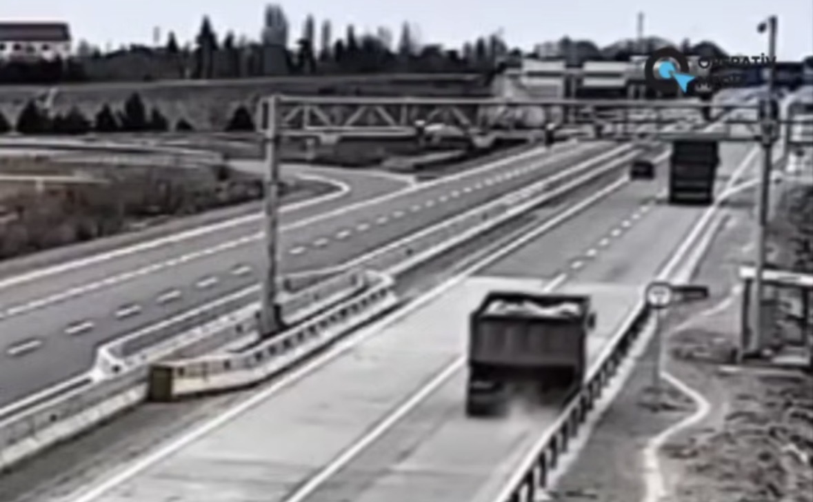 Bakı-Qazax yolunda yük avtomobili yoldan çıxaraq aşıb - VİDEO