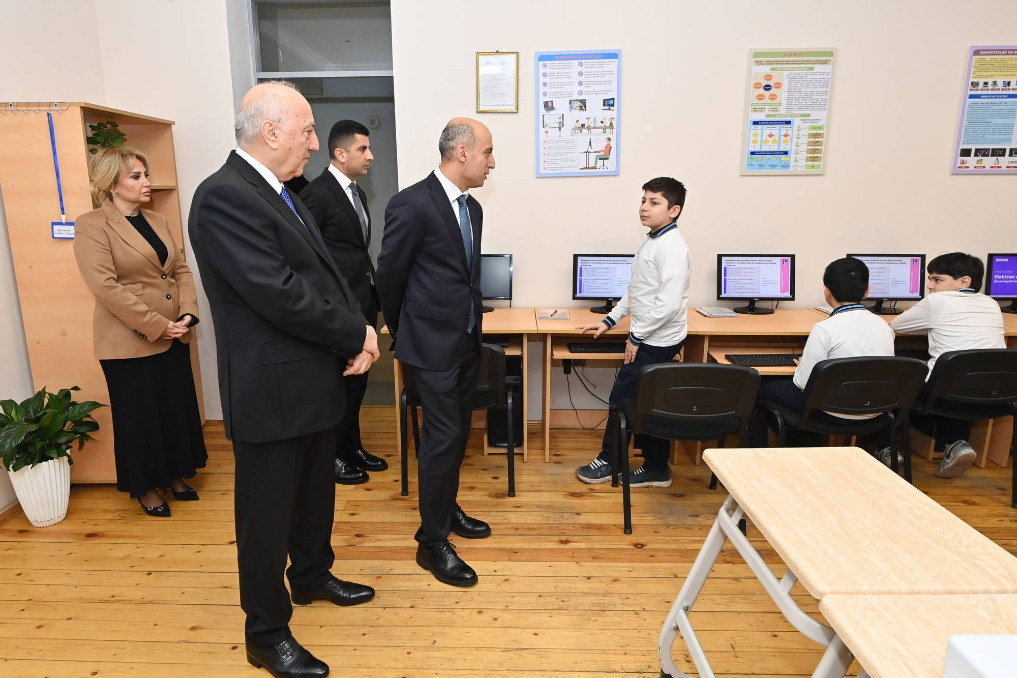 Emin Əmrullayev Sumqayıtda təhsil müəssisəsində olub