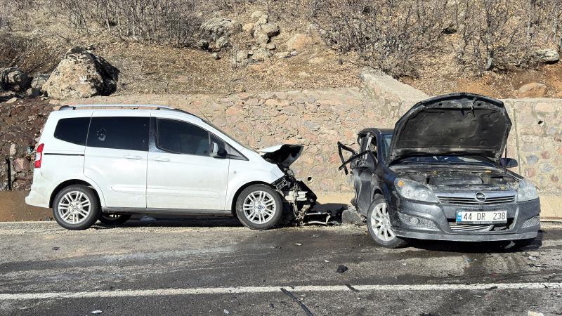 Türkiyədə iki nəqliyyat vasitəsi toqquşub: 2 nəfər ölüb, 3 nəfər yaralanıb