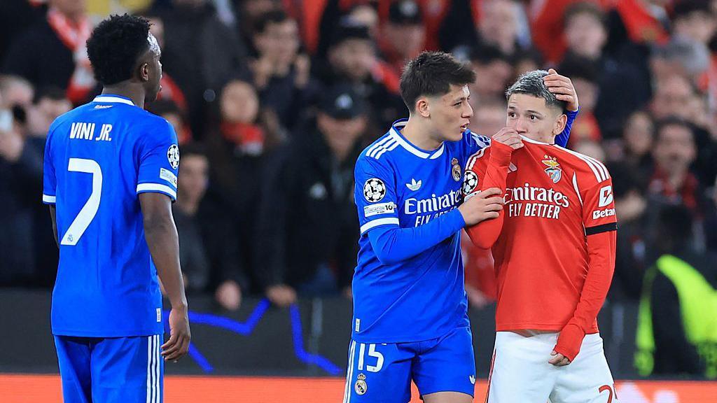 İnfantinodan inqilabi təklif: Ağzını örtərək danışan futbolçular cəzalanacaq