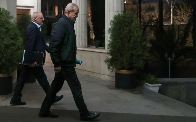 Pezeşkian Tehranda zərər çəkmiş əraziləri yoxlayıb