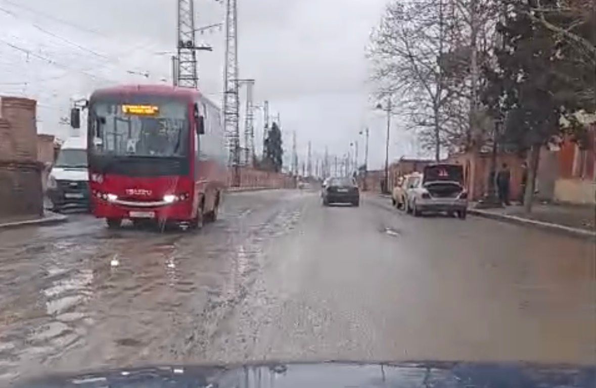 Gəncədə 3 ay əvvəl çəkilən asfalt örtüyü yararsız hala düşüb - VİDEO