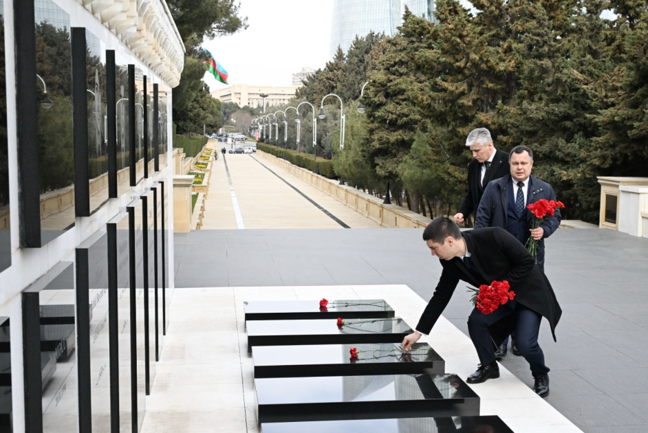 Moldovanın Baş nazirinin müavini Şəhidlər xiyabanını ziyarət edib