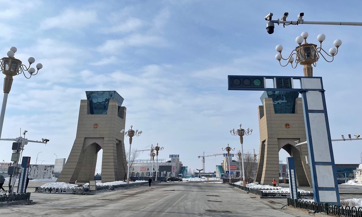 Qazaxıstan Qırğızıstan və Çin sərhədlərinə gedən strateji yolları bağlayıb