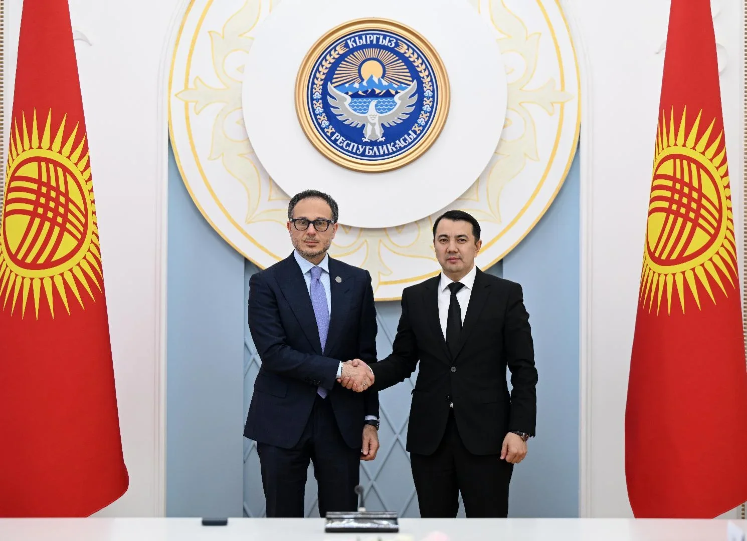 Qırğızıstan parlamentinin sədri TÜRKPA baş katibi Ramil Həsəni qəbul edib