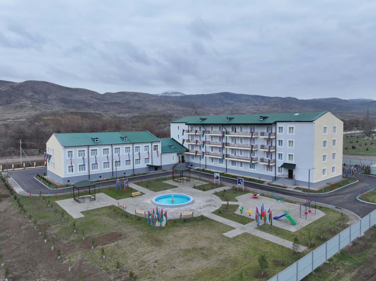 Əsaslı təmirdən sonra yaşayış binaları hərbi qulluqçuların istifadəsinə verilib