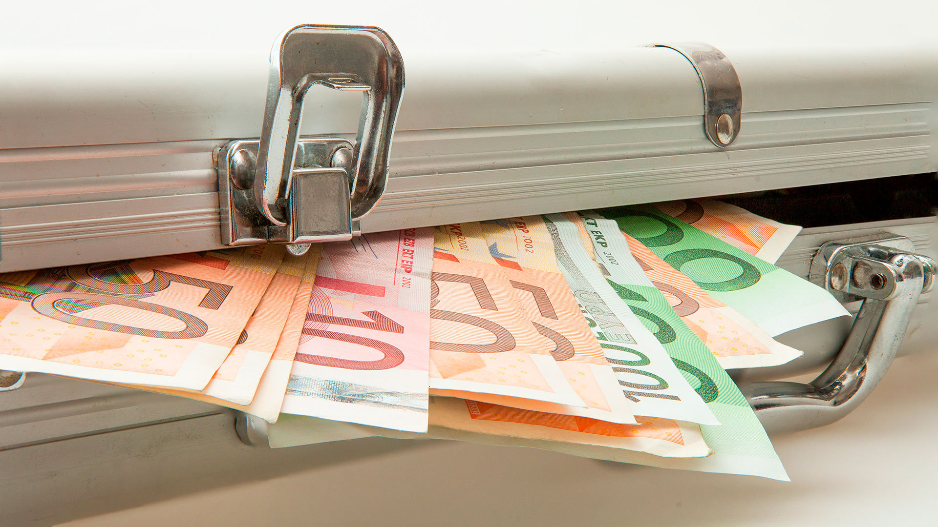 Yük maşınlarında gizlədilmiş külli miqdarda pul aşkarlanıb