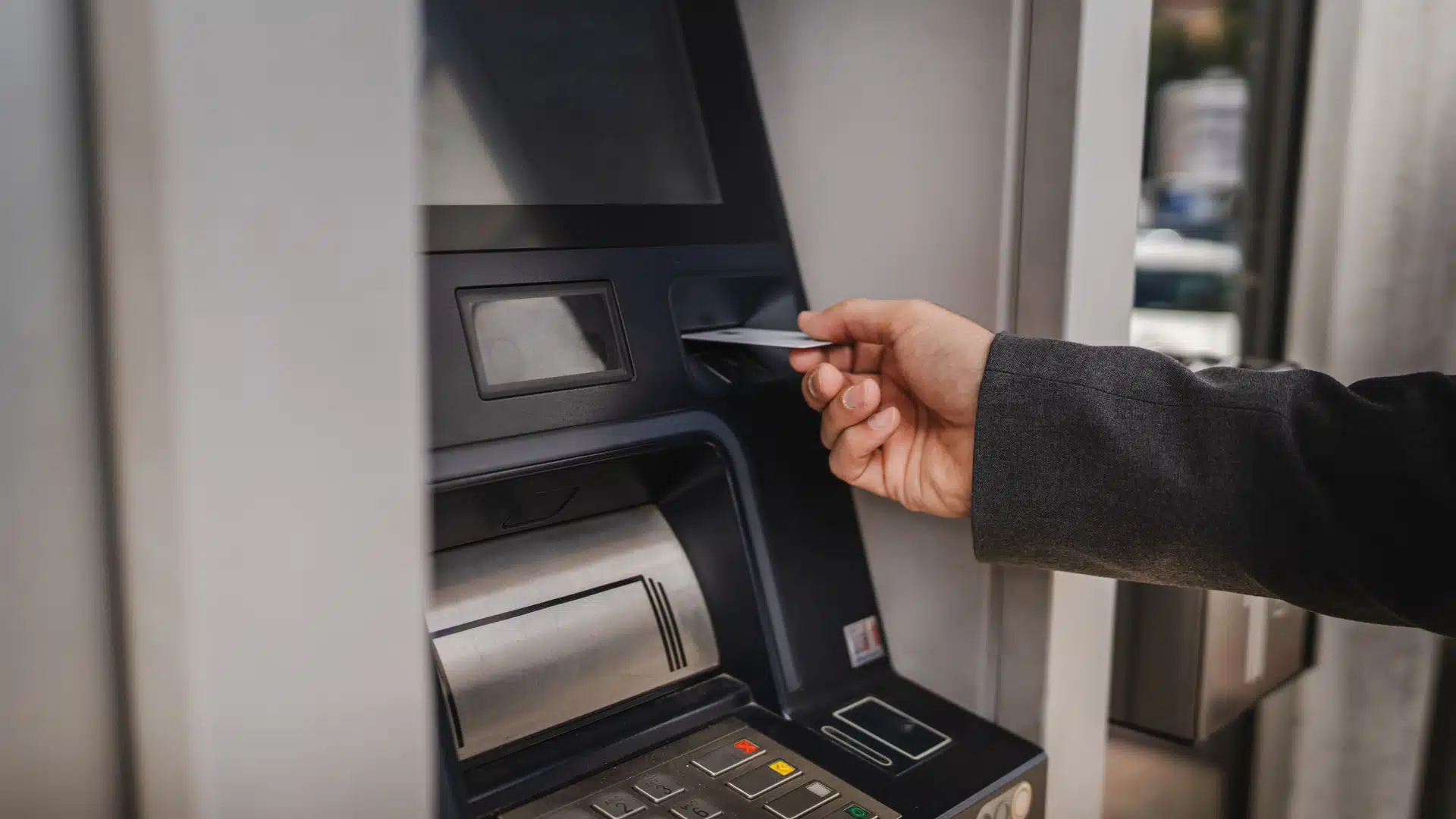 Bankomatda qalan pulu oğurlayan  şəxs saxlanılıb