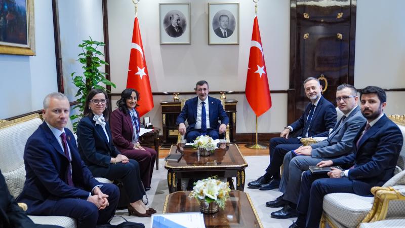 Cevdet Yılmaz Kanadanın xarici işlər naziri ilə görüşüb