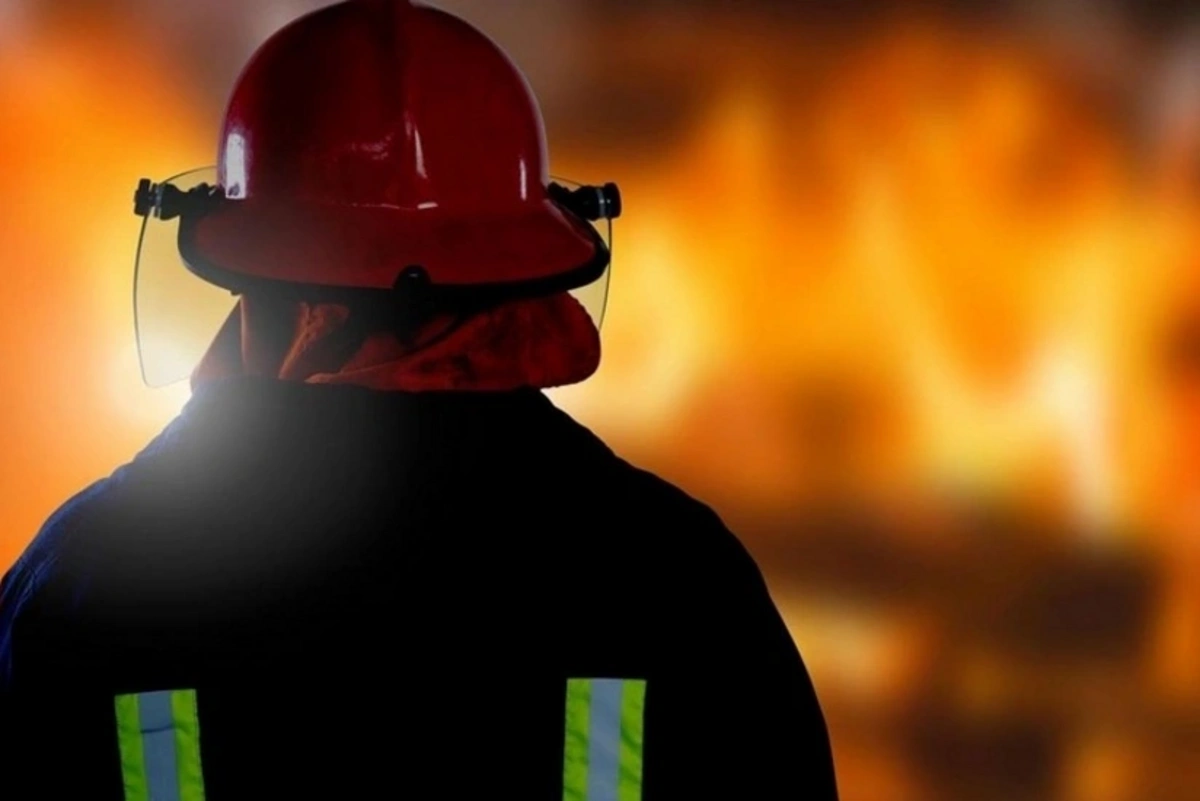 Şəmkirdə ikimərtəbəli ev yanıb