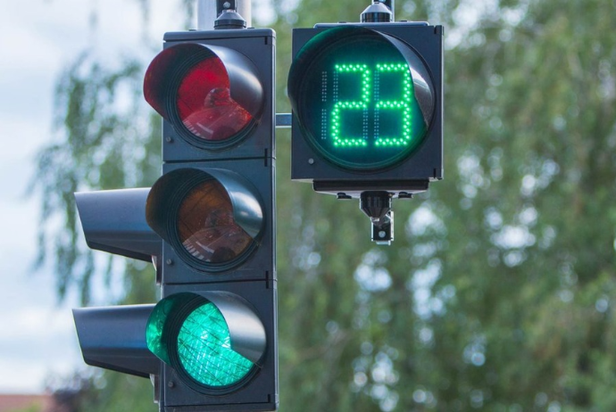 Tbilisi prospektinin Əbdülvahab Salamzadə küçəsi ilə kəsişməsində yeni svetoforlar quraşdırılıb