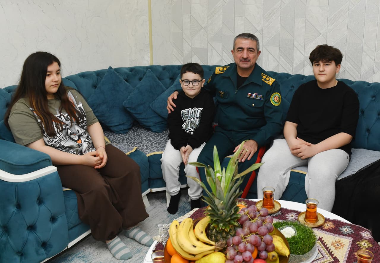 Dövlət Sərhəd Xidmətinin rəhbərliyi şəhid ailələrini ziyarət edib - FOTO