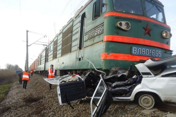 Qatarla yük maşını toqquşub, ölənlər var