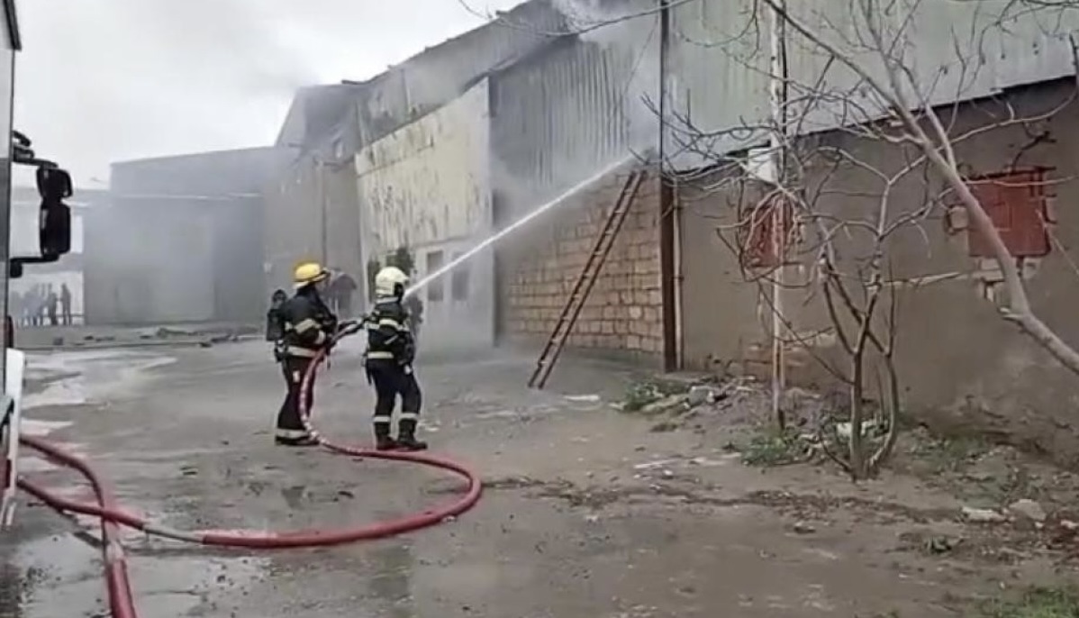 Binəqədidə anbarda yanğın başlayıb