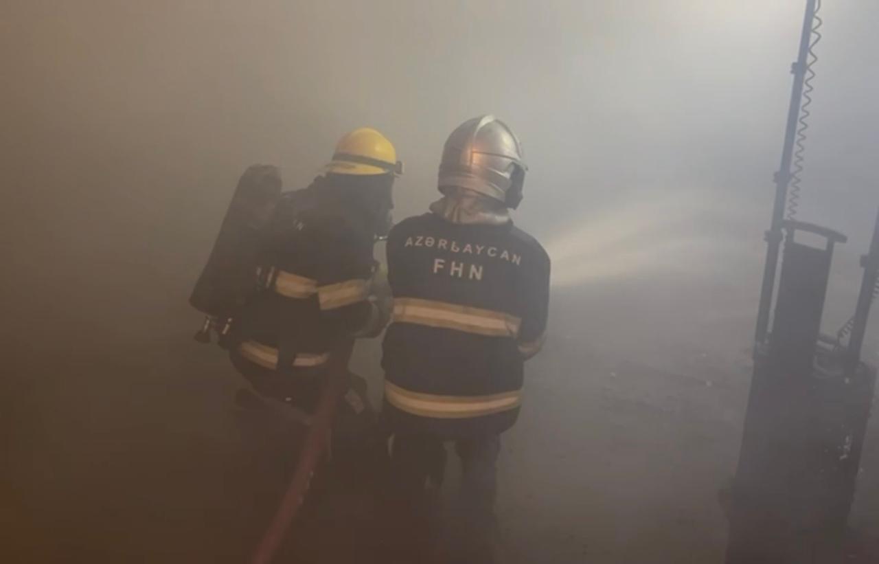 Binəqədidə anbarda baş verən yanğın məhdudlaşdırılıb - YENİLƏNİB 2 - FOTOLAR