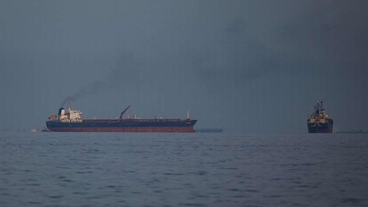 BƏƏ Dubay limanında neft tankerində baş verən yanğının söndürüldüyünü bildirib
