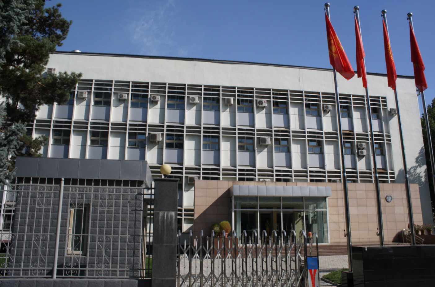 Qırğızıstanın İrandakı səfirliyi fəaliyyətini müvəqqəti dayandırıb