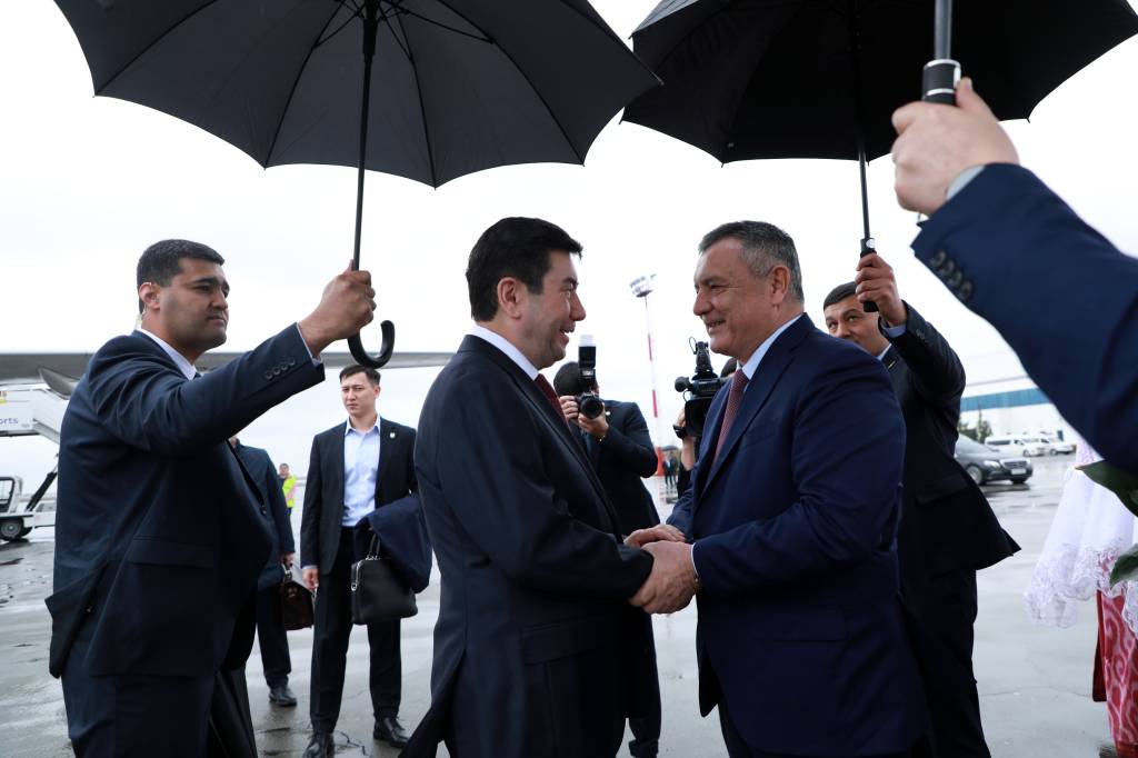 Qazaxıstan Parlamentinin sədri Özbəkistana səfərə gəlib