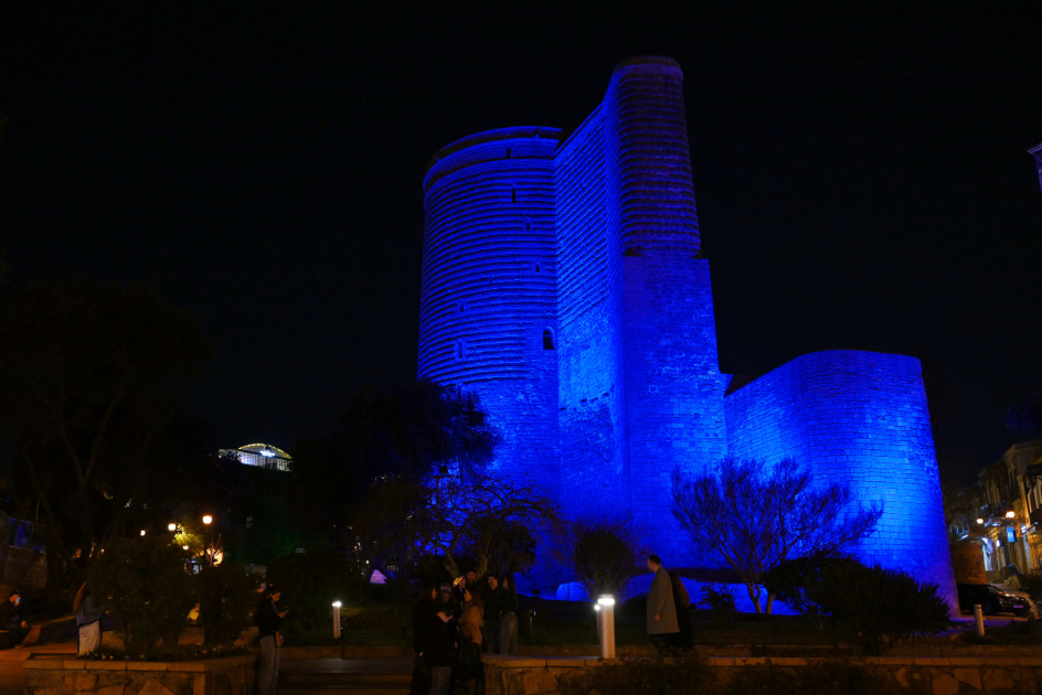 Paytaxtın bir sıra obyektləri və memarlıq abidələri mavi rəngə bürünüb