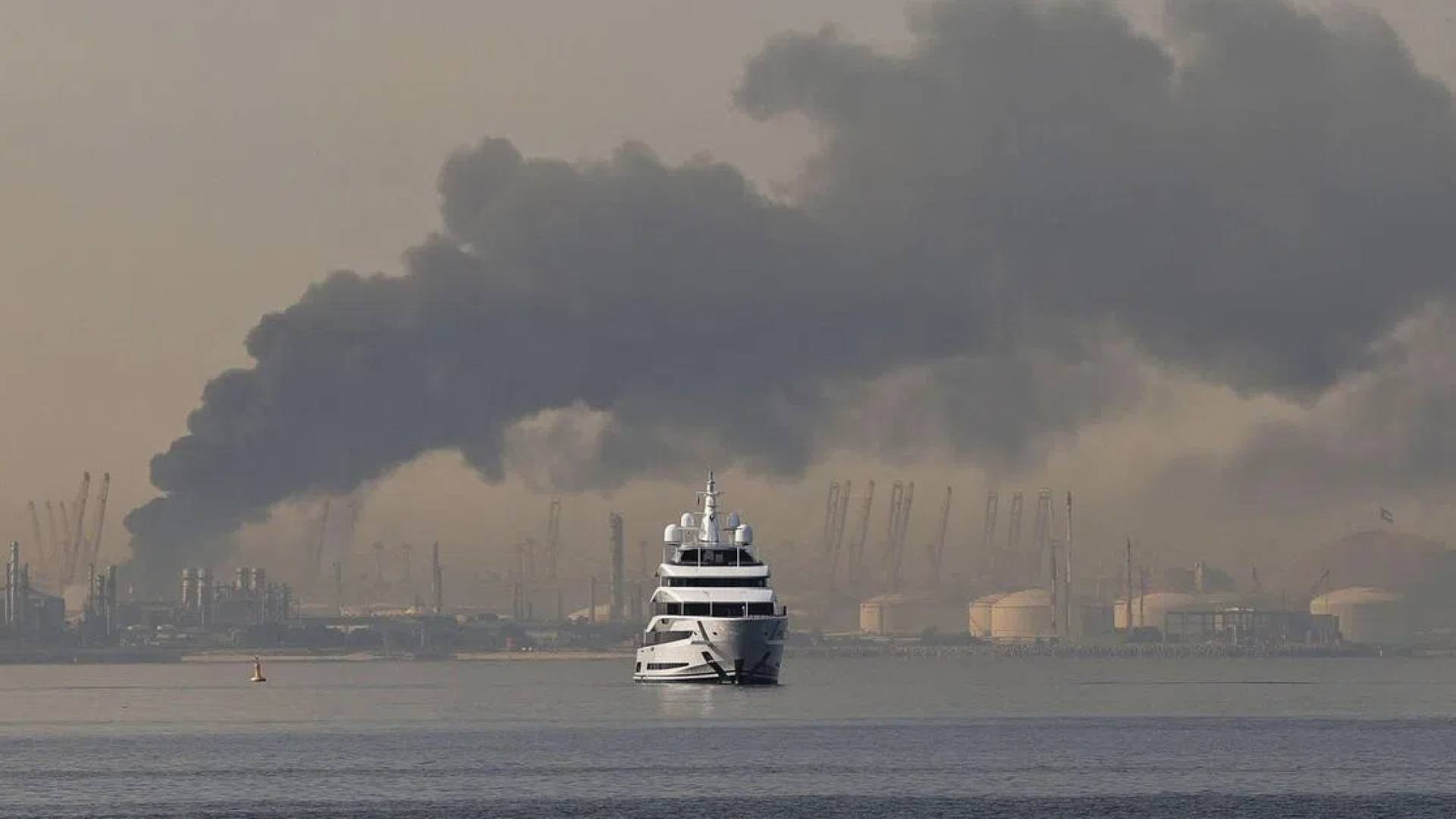 İranın hücumundan sonra Küveyt neft emalı zavodunda yanğın baş verib