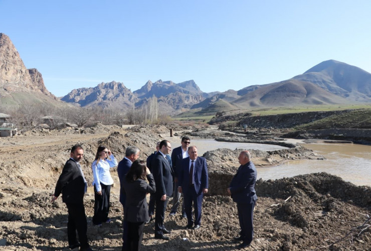 Nazir Məcnun Məmmədov Naxçıvanda təsərrüfatlara baş çəkib, fermerlərlə görüşüb