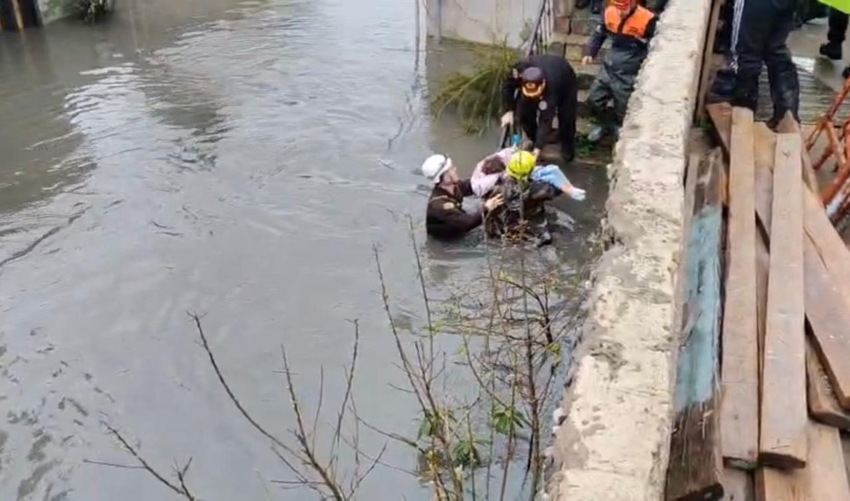 Bakının Keşlə qəsəbəsində evlərini su basmış sakinlər təxliyyə olunub 
