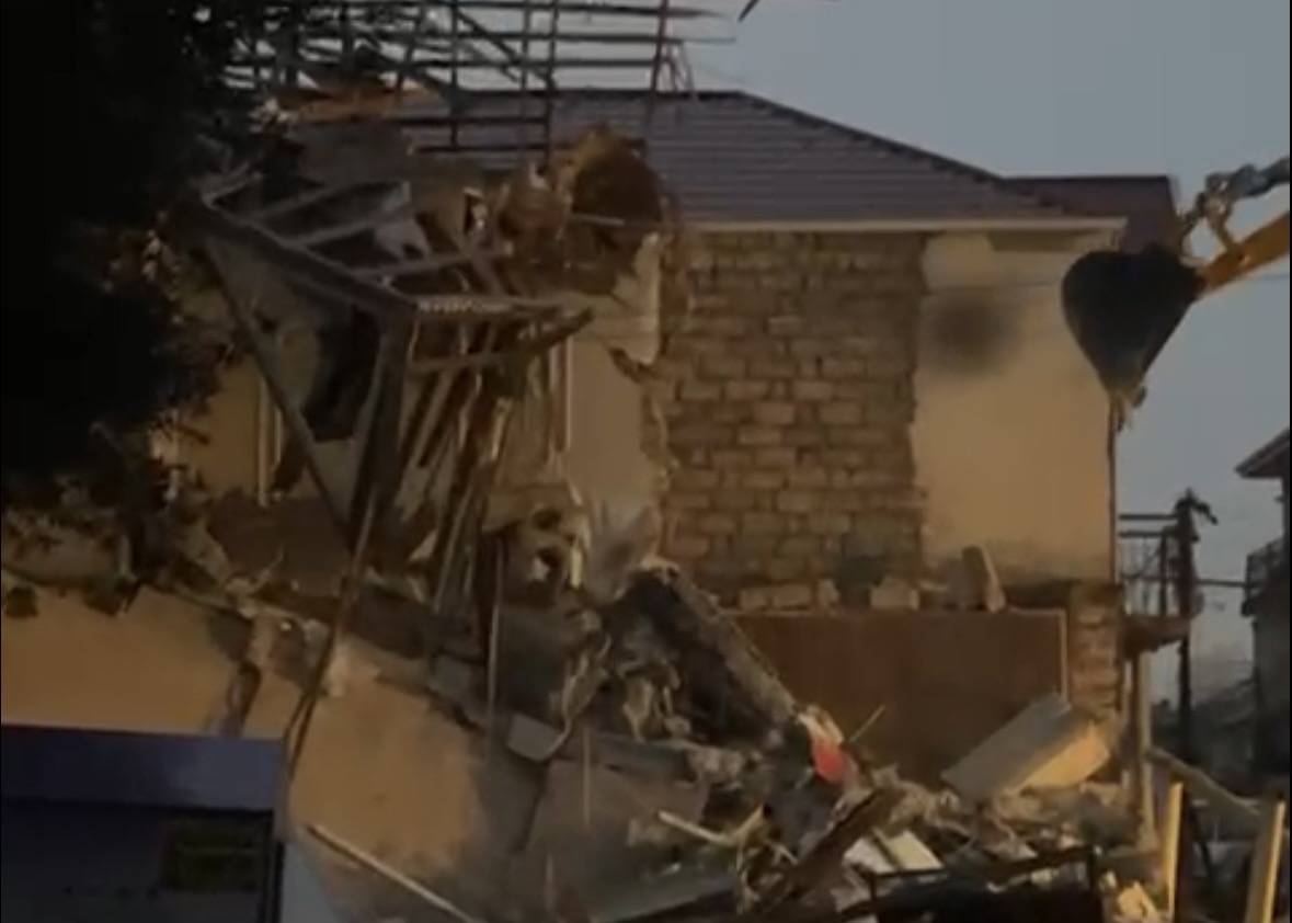 Keşlədə kollektorun üzərində tikilmiş evin söküntüsünə başlanılıb