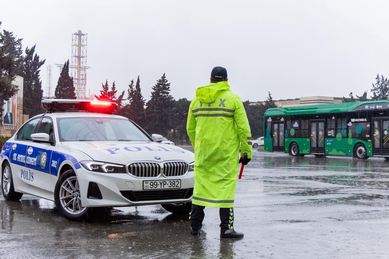 Yol Polisi yağışlı hava şəraiti ilə bağlı hərəkət iştirakçılarına müraciət edib