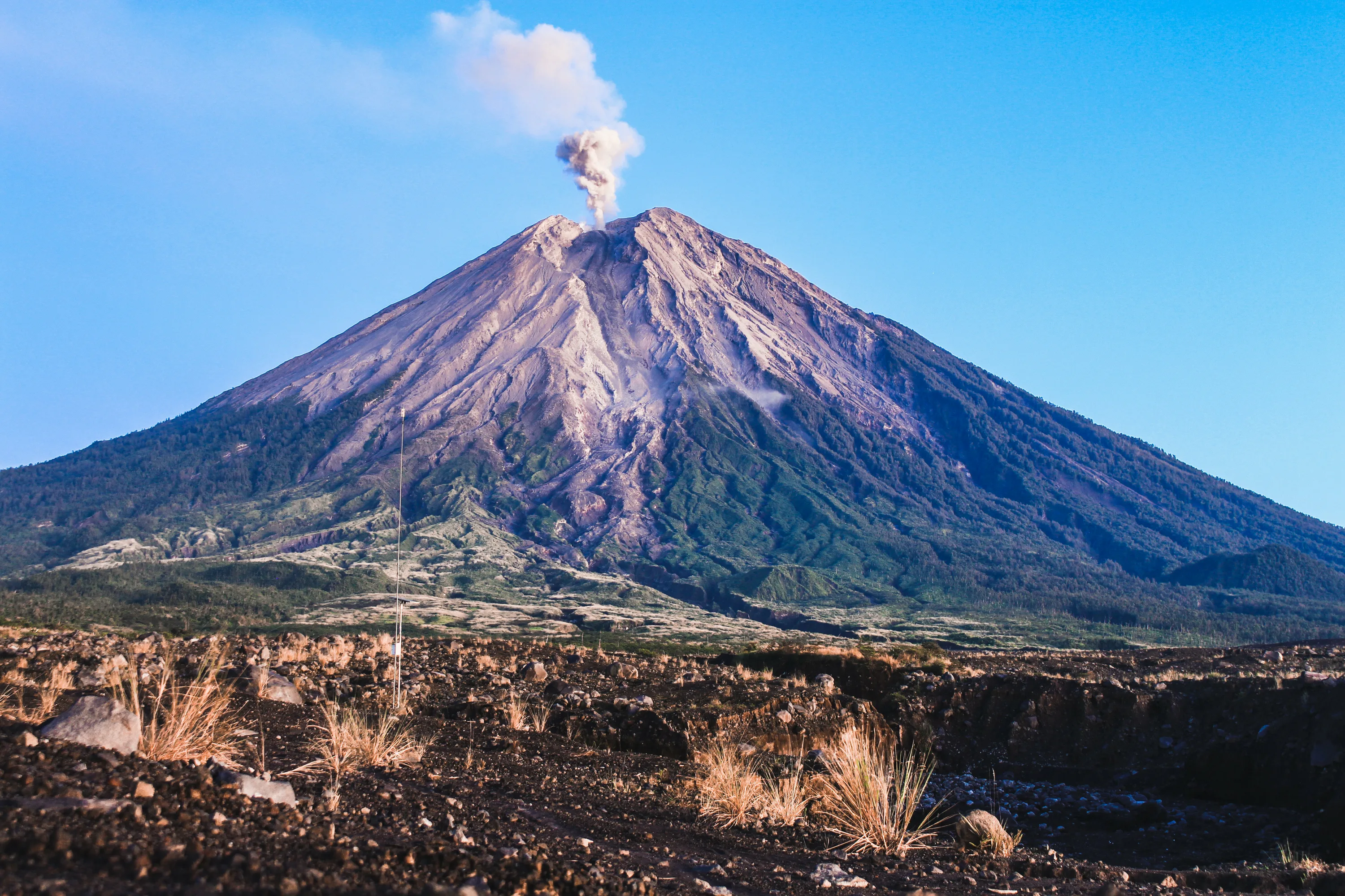  İndoneziyada Semeru vulkanı püskürüb