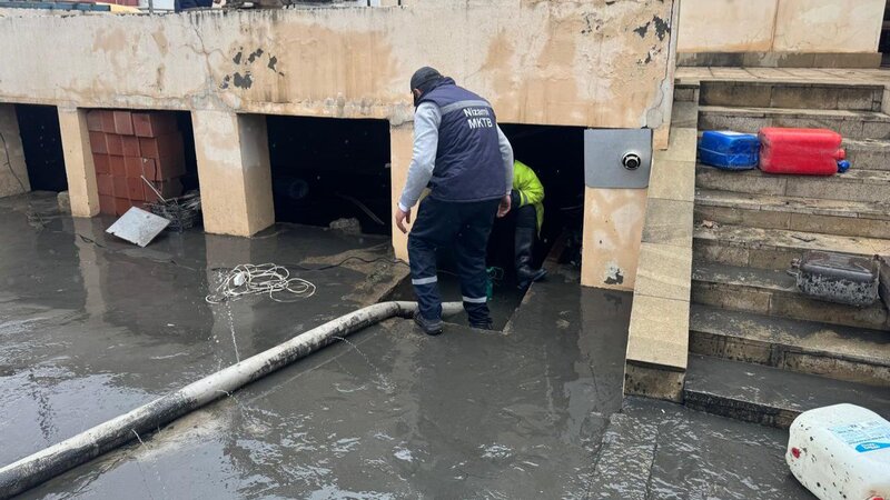 Bakıda intensiv yağışlar fəsadlar törədib, qurumlar gücləndirilmiş rejimdə işləyir