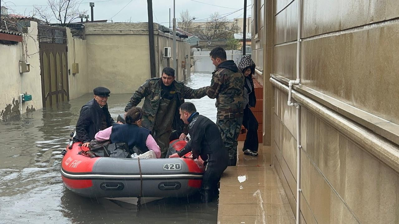 Paytaxt və bölgələrdə intensiv yağışlara görə 166 nəfər təxliyə edilib