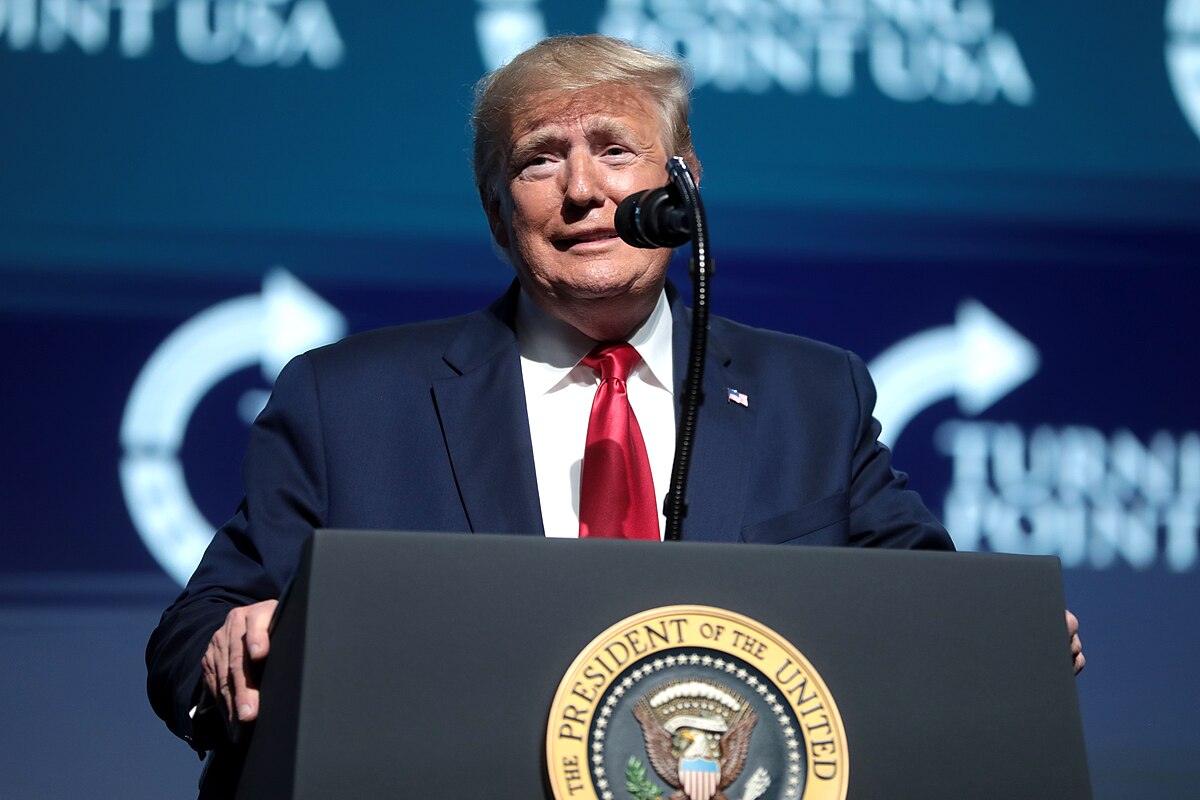 Tramp İrana silah tədarük edən ölkələrə 50% rüsum tətbiq etməklə hədələyib