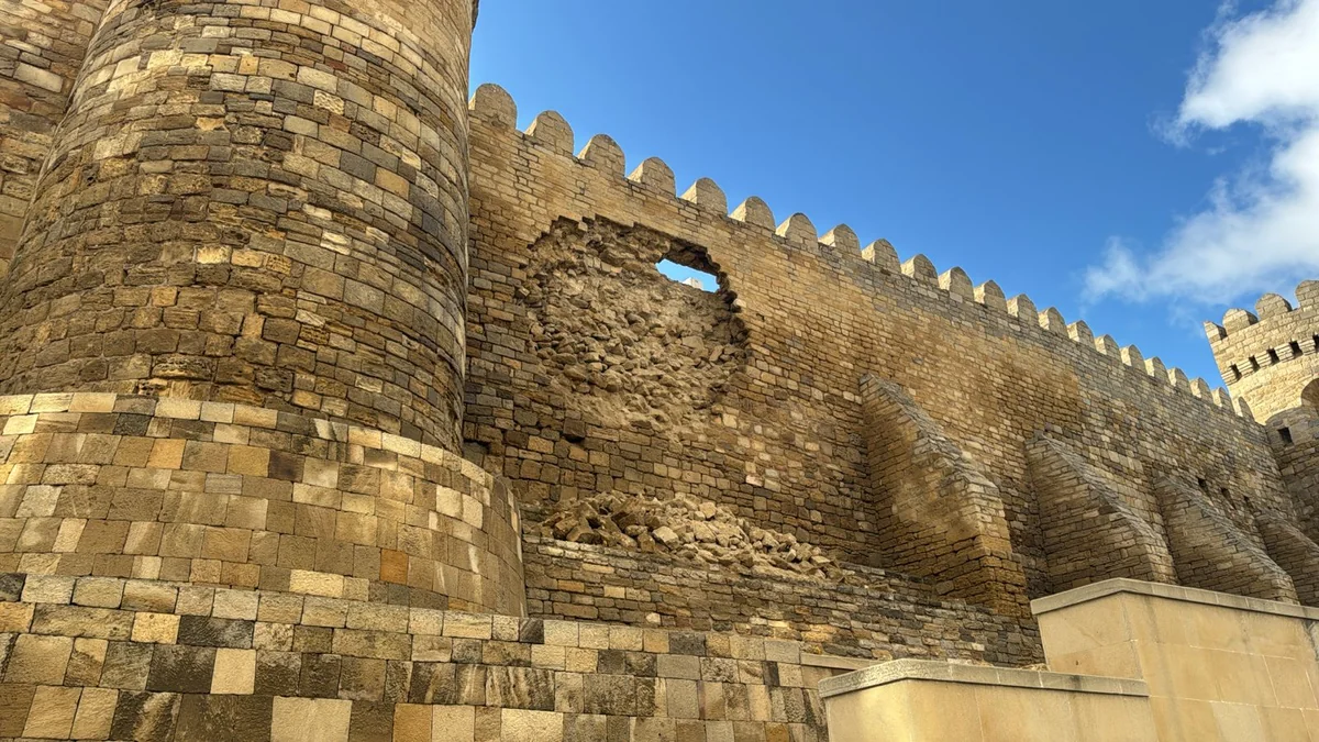 İçərişəhərin qala divarlarının kiçik sahəsində aşınma baş verib