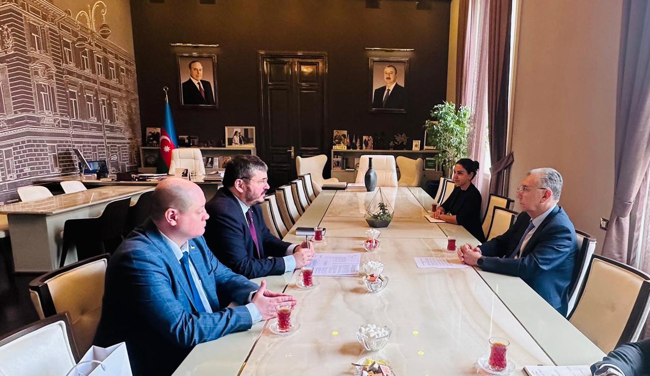 Ukrayna səfiri Eldar Əzizovla tərəfdaşlıq məsələlərini müzakirə edib